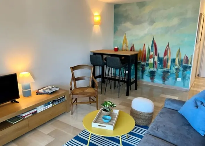 Sea View Near Ilette - Sleeps 4 - Parking Feriehus *